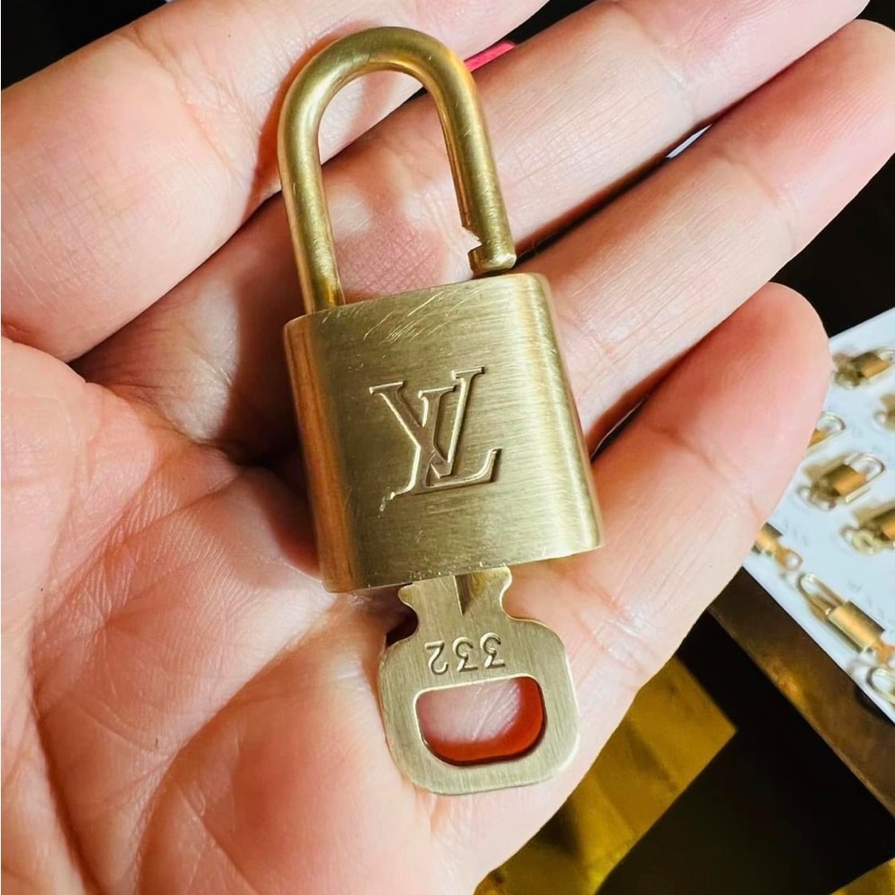 Louis Vuitton authentic only 1 padlock and 1 key